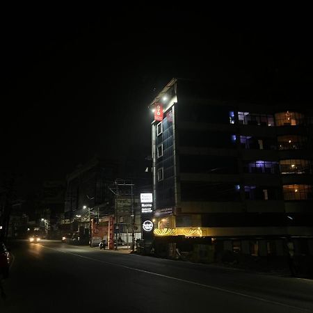 Tower 21 Regency Hotel Kochi Exterior photo