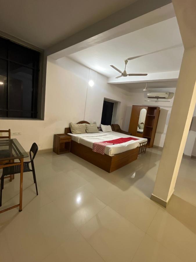 Tower 21 Regency Hotel Kochi Exterior photo